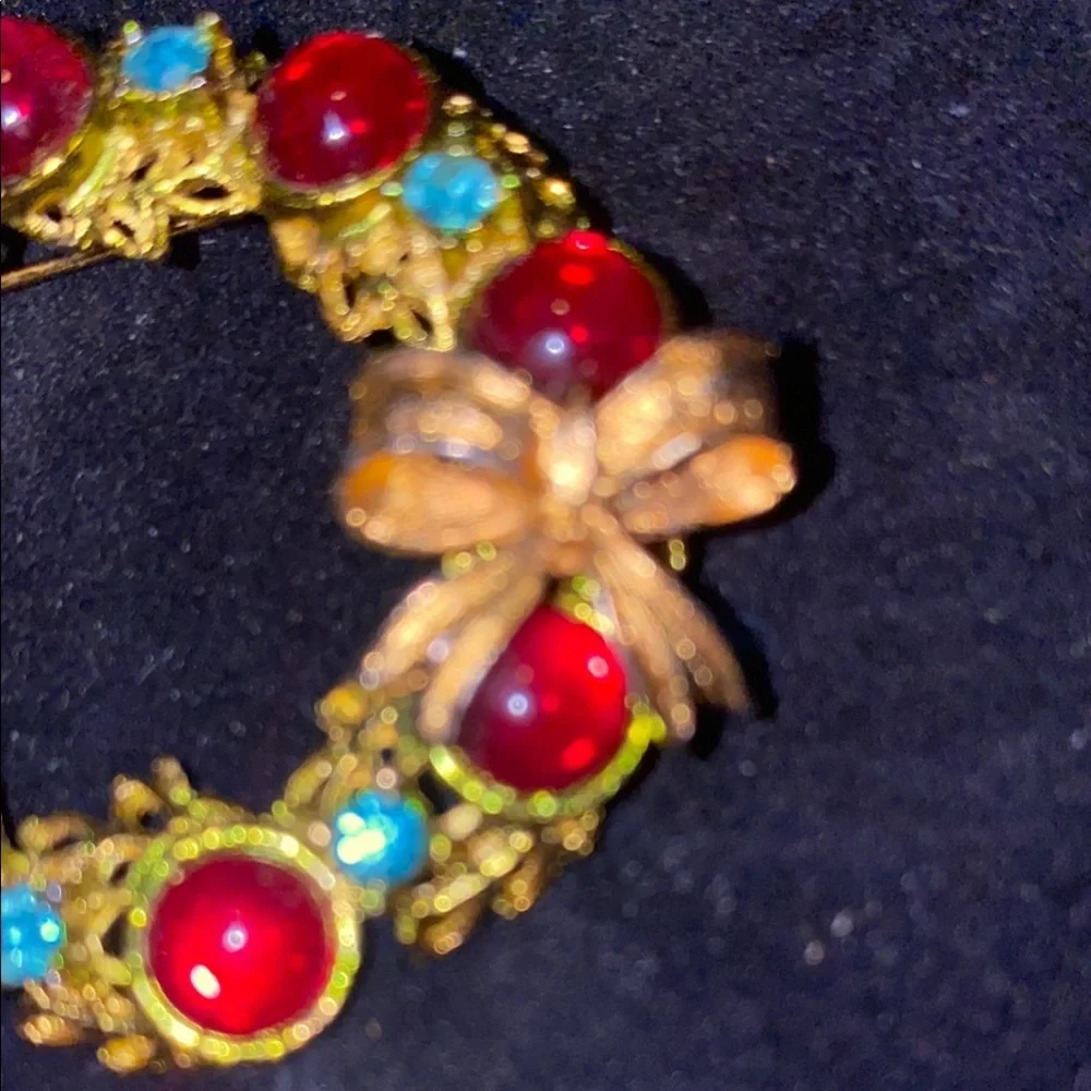 Vintage Weiss Christmas Wreath Elegant Gold With Blue and Red Brooch - Picture 5 of 6